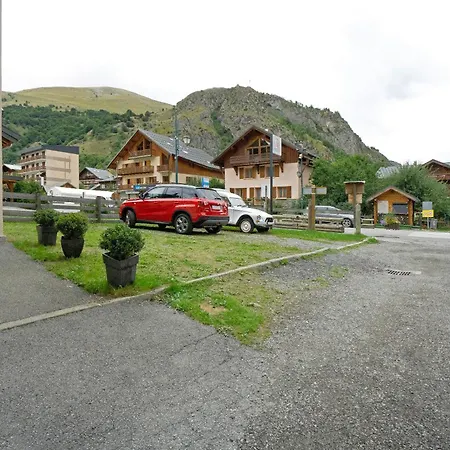 - Les Ecrins 3 *